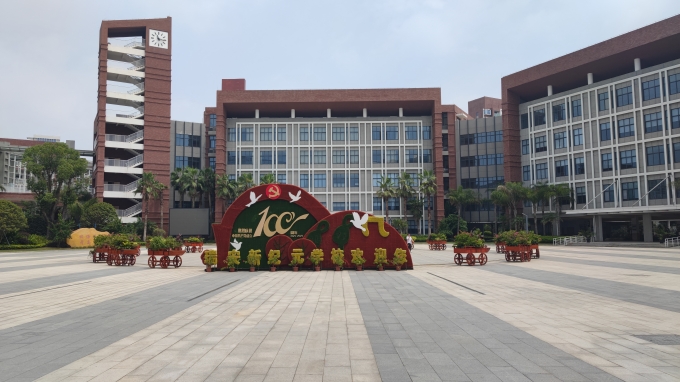 智龙“高中信息技术开发套装”顺利入驻瑞安市上海新纪元高级中学！